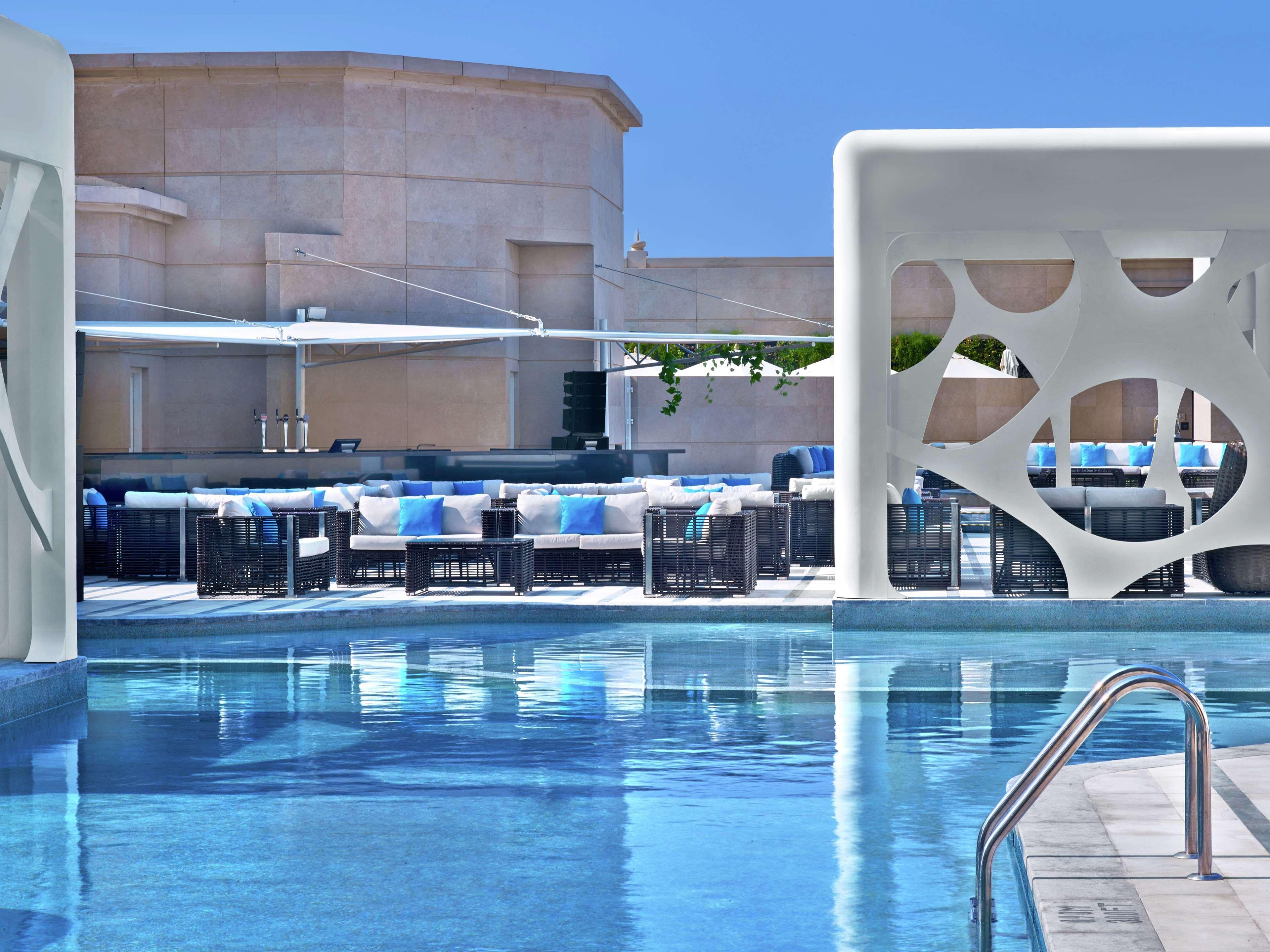 V 호텔 두바이, 큐리오 컬렉션 바이 힐튼 외부 사진 The rooftop pool at the W Hollywood