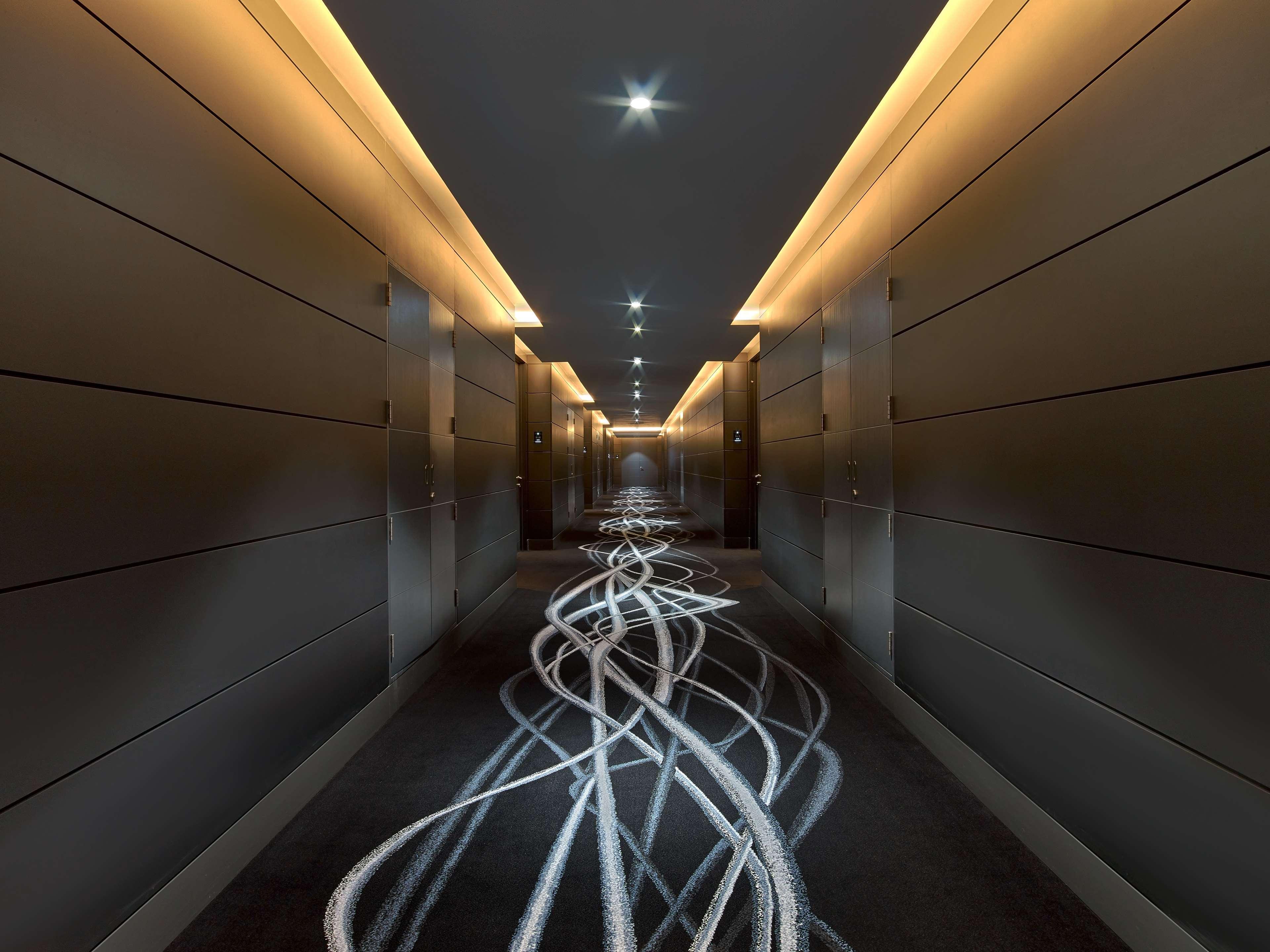 V 호텔 두바이, 큐리오 컬렉션 바이 힐튼 외부 사진 The interior of the hotel