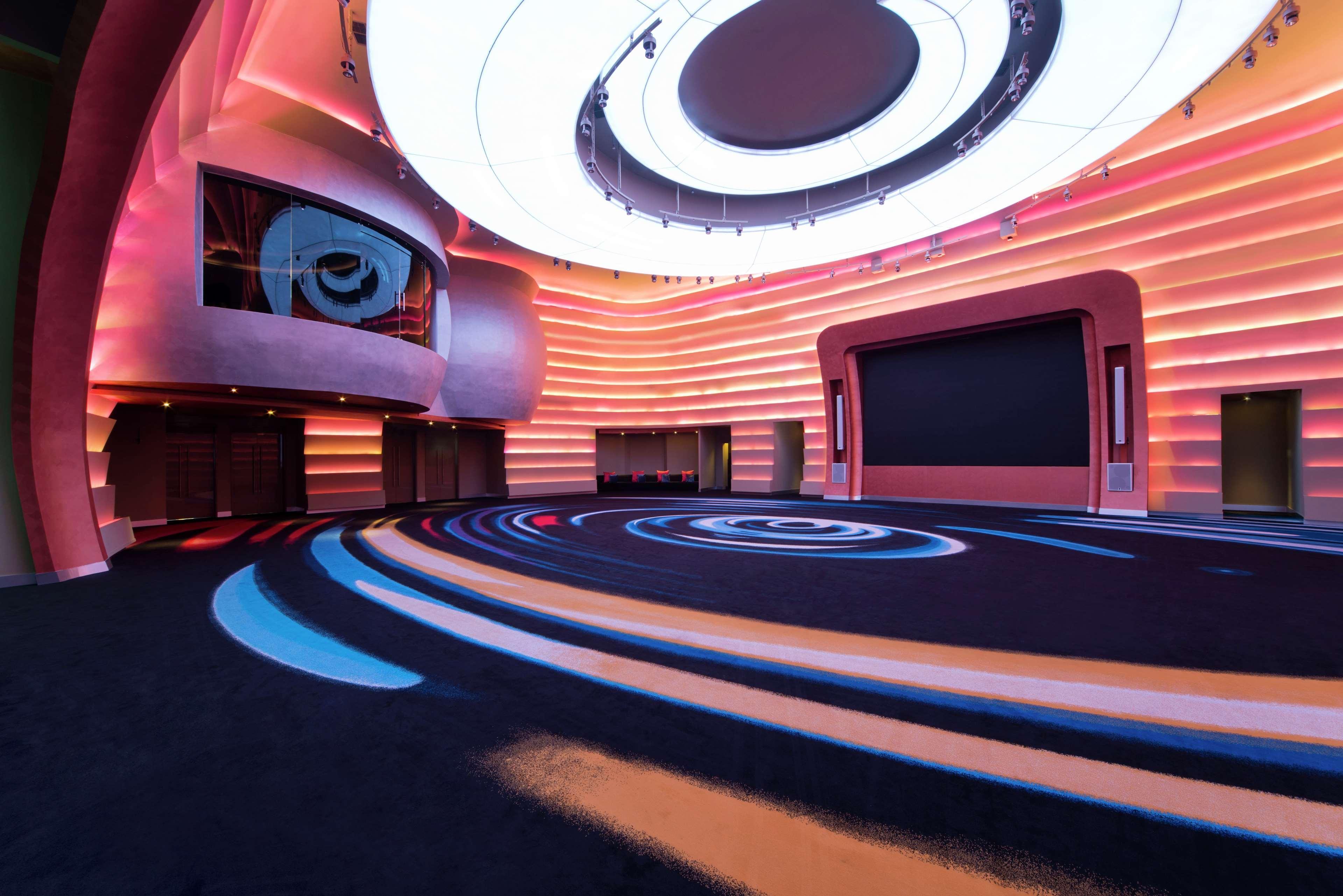 V 호텔 두바이, 큐리오 컬렉션 바이 힐튼 외부 사진 The interior of the main hall