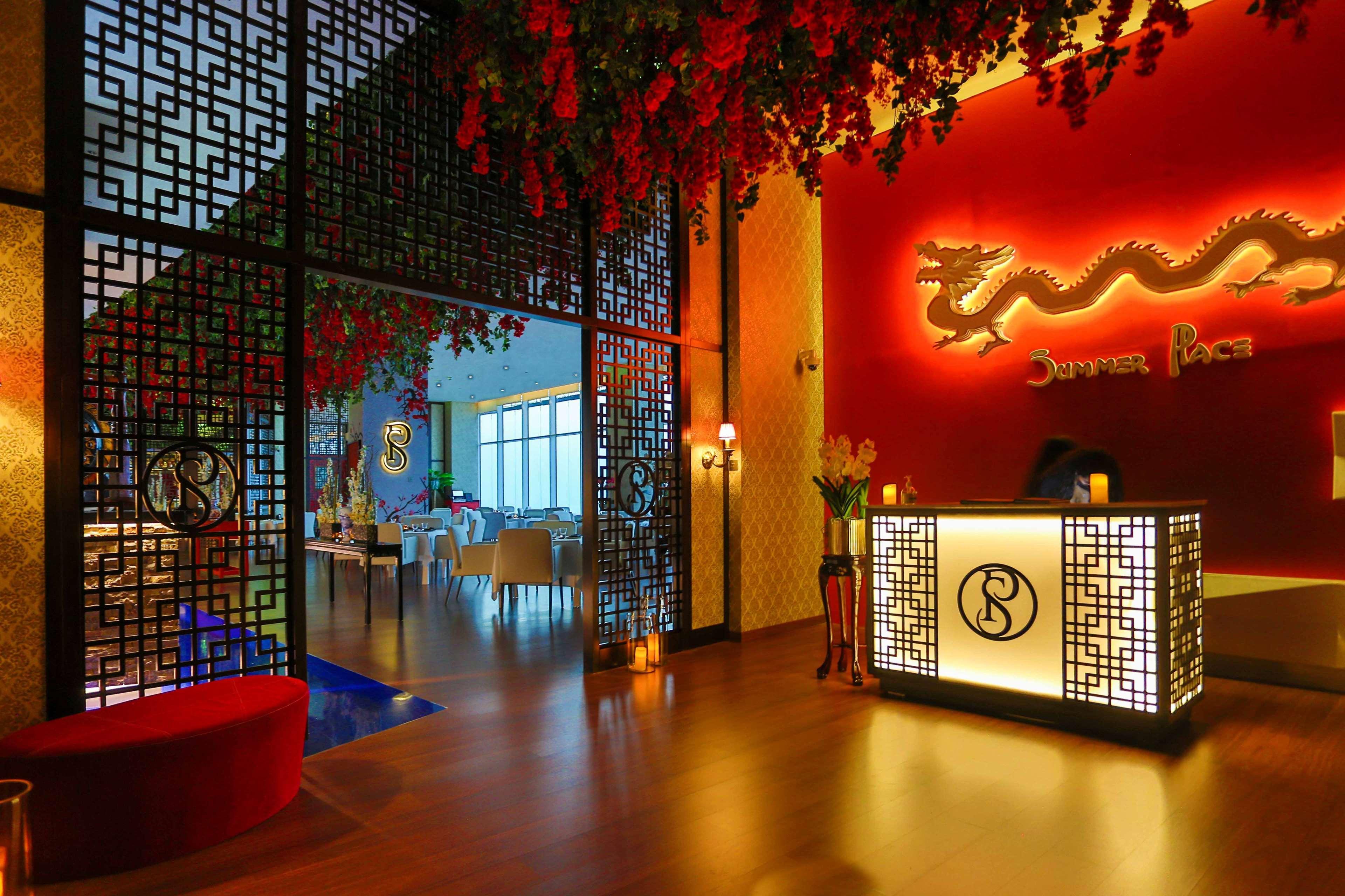 V 호텔 두바이, 큐리오 컬렉션 바이 힐튼 외부 사진 The lobby of the restaurant
