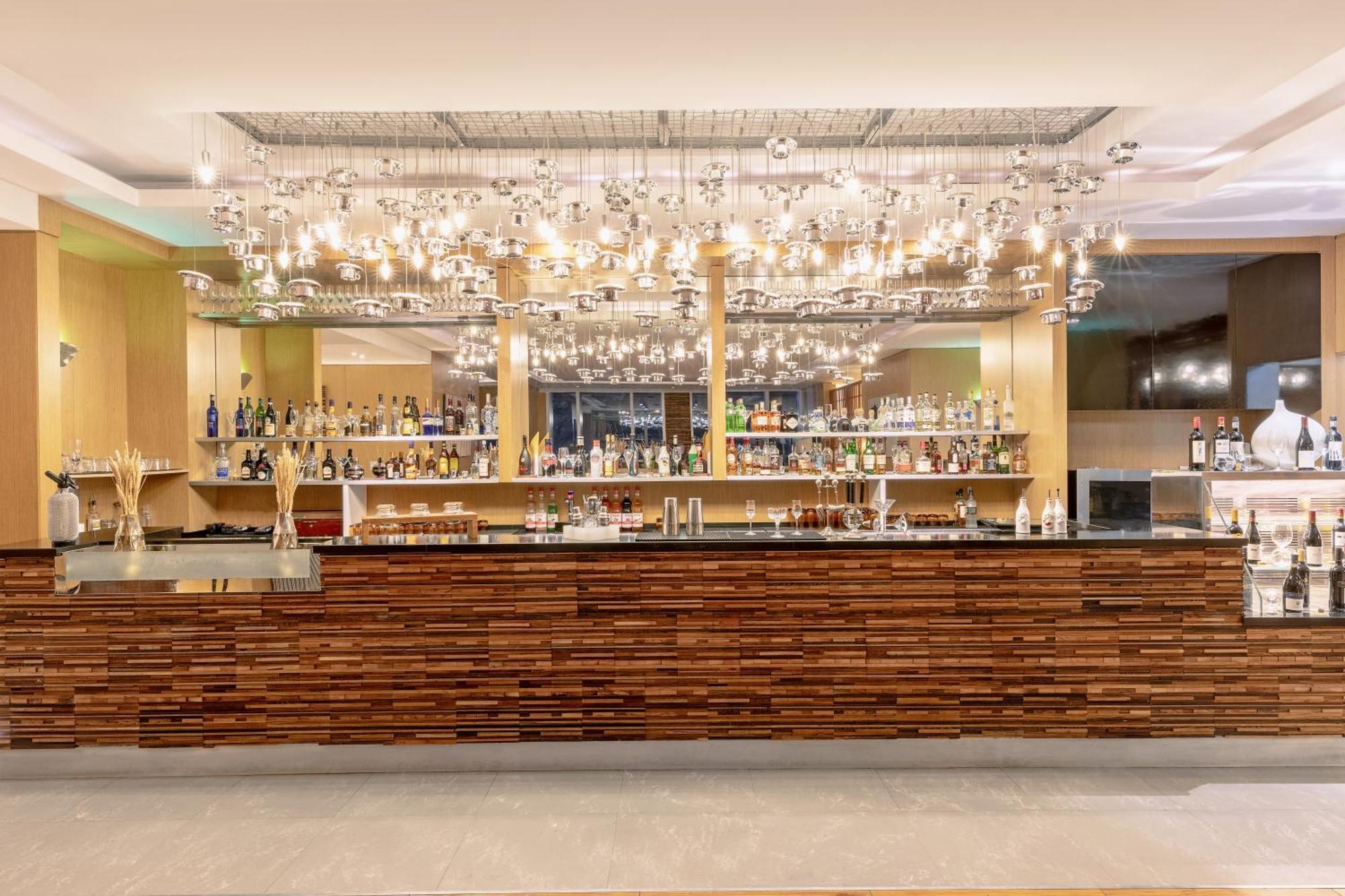 V 호텔 두바이, 큐리오 컬렉션 바이 힐튼 외부 사진 The bar at the hotel