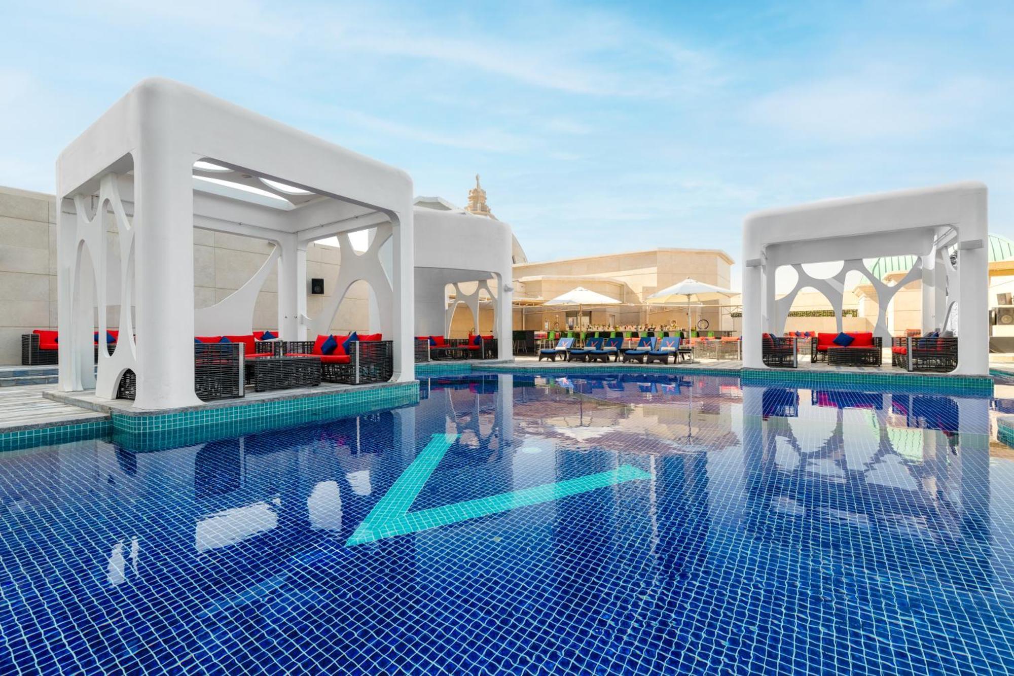 V 호텔 두바이, 큐리오 컬렉션 바이 힐튼 외부 사진 The pool at the W Doha