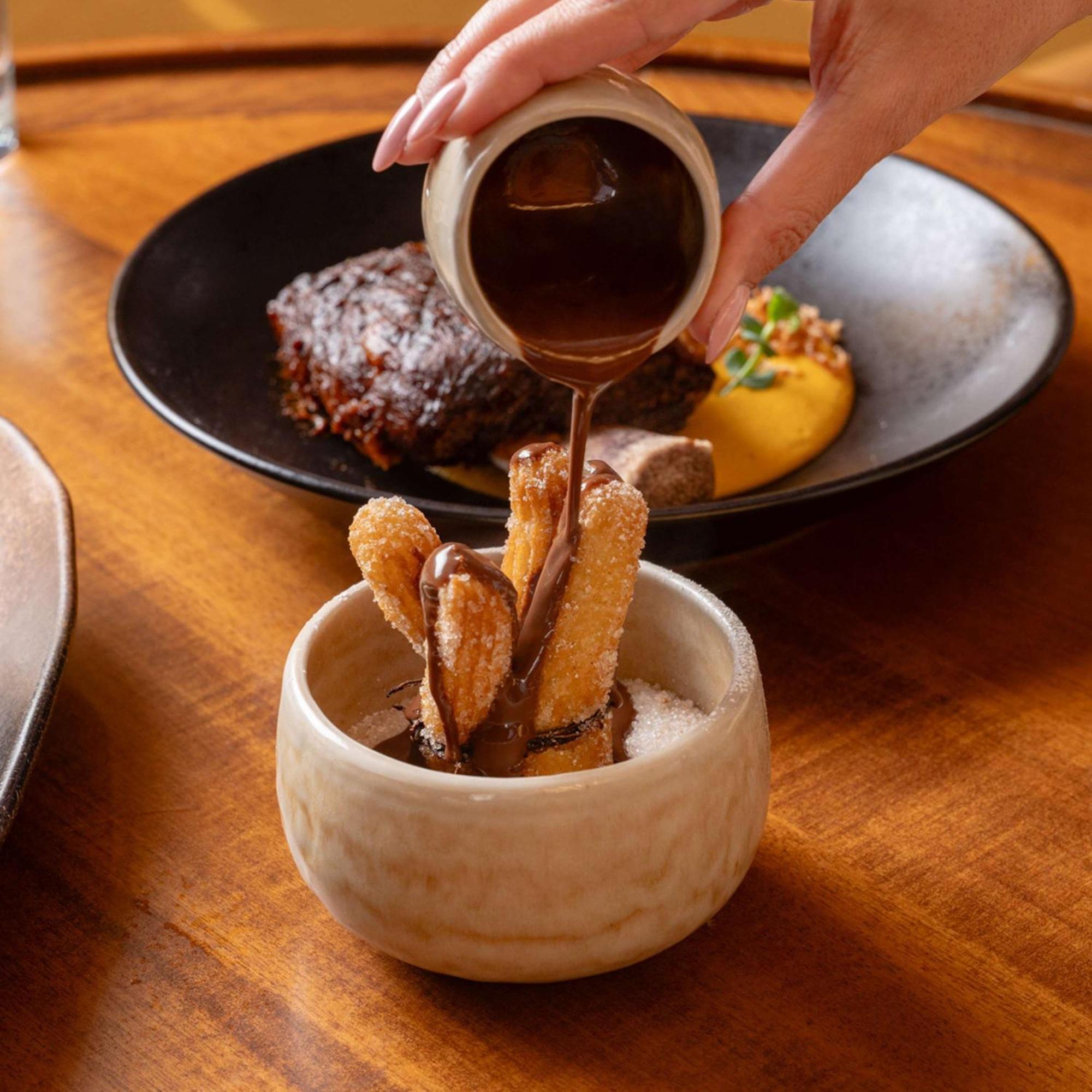 V 호텔 두바이, 큐리오 컬렉션 바이 힐튼 외부 사진 Soy sauce being poured on tempura