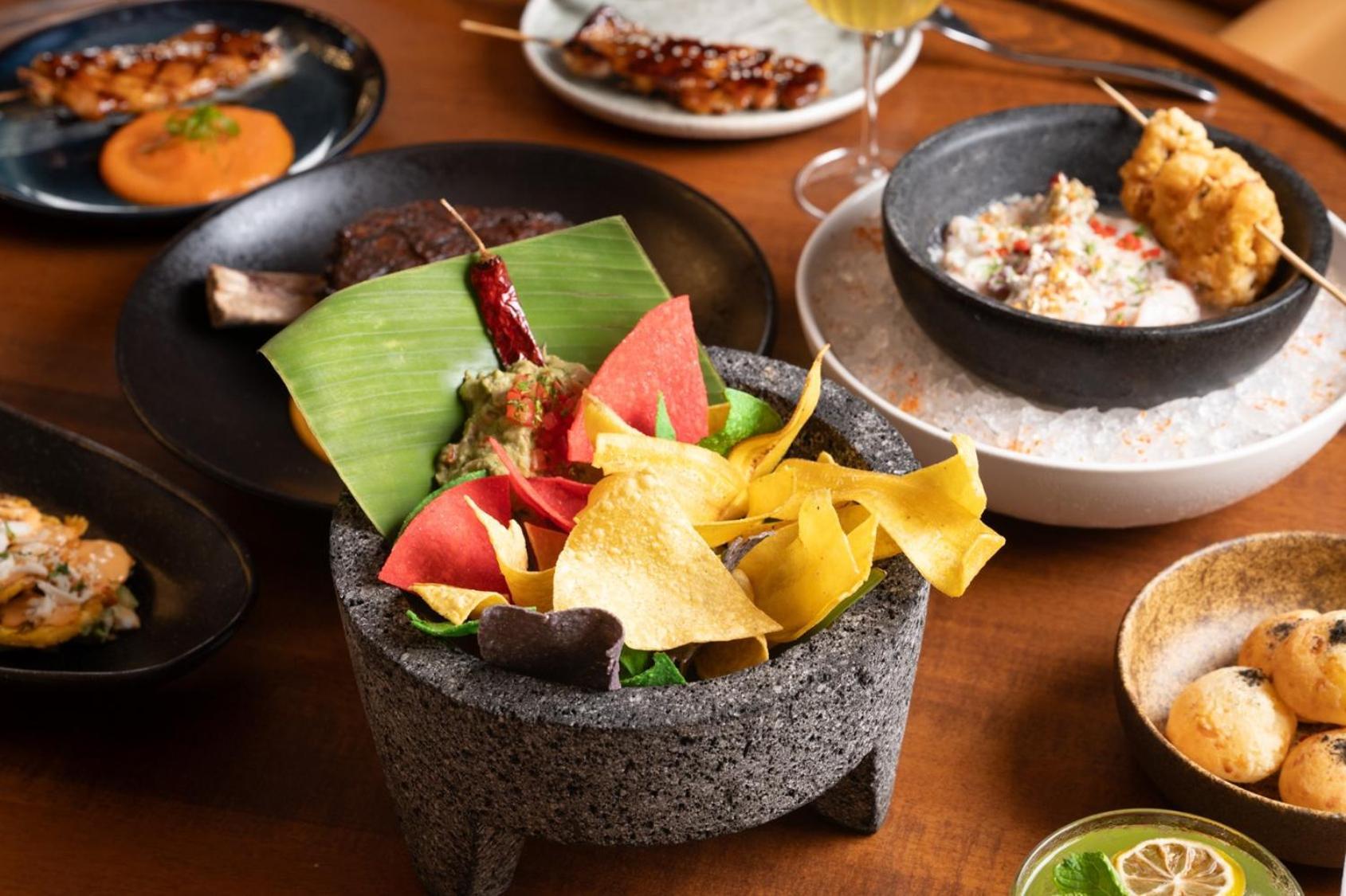 V 호텔 두바이, 큐리오 컬렉션 바이 힐튼 외부 사진 A selection of dishes at the restaurant